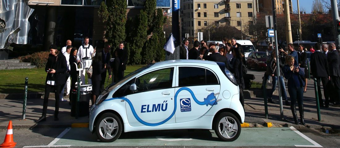 Prototípus lámpaoszlop tölti a fővárosi villanyautókat