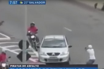 Fegyveres autótolvajokon ekkorát még nem röhögött a világ