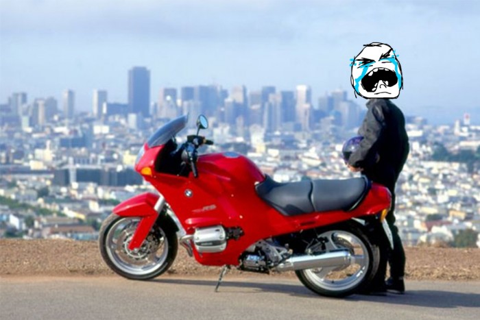 Kétnapos merevedés miatt perelték a BMW-t