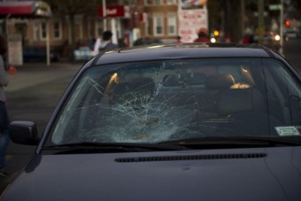 Intett a kocsinak, majd mégis lelépett az útra a néni