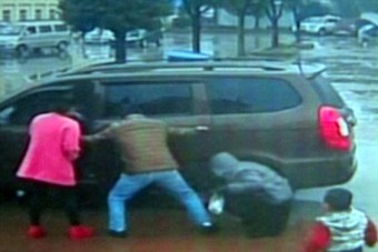 Az óvoda előtt gázolta el gyerekeit egy anyuka