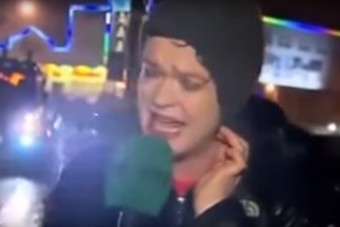 A stop-tábla úgy üti le a riportert, hogy Rocky Balboa elbújhat