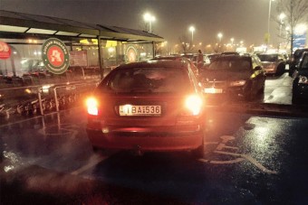 Duplán pofátlan parkolás Budaörsön, Tvrtko fotózta le