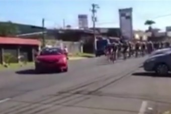 Kerékpáros verseny mezőnyébe hajtott egy autós