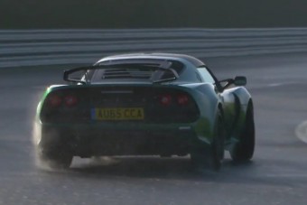 Habkönnyű sportkocsi vizes aszfalton: nincs is ennél szebb