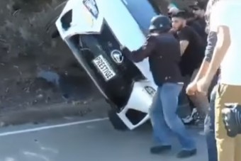 Apa pici fia így zúzta le a család sportautóját