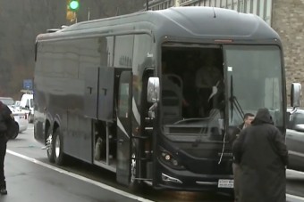 Nem kapaszkodott a buszon, a szélvédőn át távozott