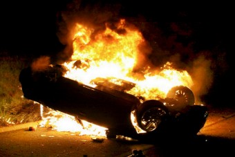 Égő roncsból húzta ki a nőt egy névtelen hős