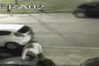 Két óra alatt 25 autót karcolt meg egy barom