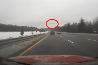Félelmetes, ahogy a szélvédőt beszakítja egy jégdarab