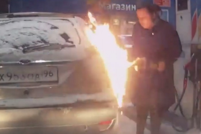 Ez a nő mit csinál? Ja, csak felgyújtja a benzinkutat