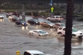Nézd, ahogy ez a Lamborghini átmegy búvárba