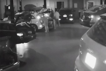 Hét Audit loptak ki egy garázsból, a kamera mindent felvett