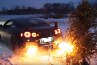 Egy autóbuzi így tünteti el a karácsonyfát