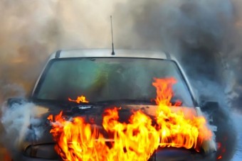 Kigyulladt egy autó a Hungárián, hatalmas a dugó