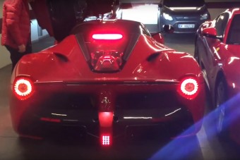 Két Ferrarit hozott, abból az egyik összetört a Vácin