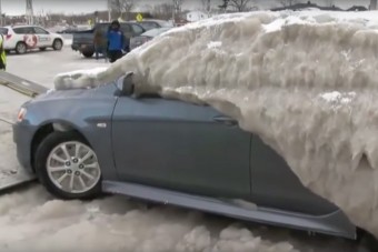 Jégpáncél borította be az autót, akár a Balatonnál is megtörténhet