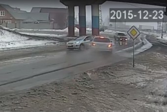 Mercedes vágja telibe a figyelmetlen autóst