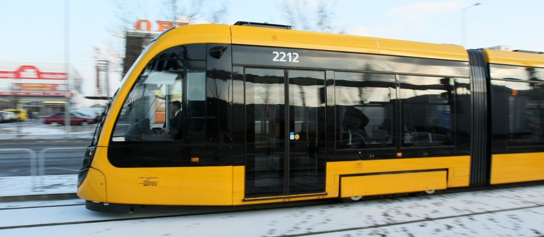 Gyorsabb-e a fonódó villamos az autónál?