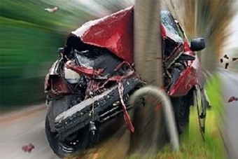 Oszlop vágott ketté egy autót Pesten, súlyos sérültek