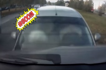 Videón, ahogy a csajok arcába robban a légzsák