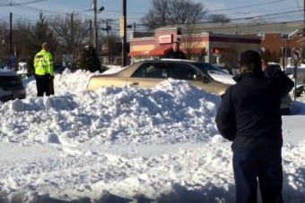 Félt az ítéletidőben vezetni, megfagyott a kocsijában