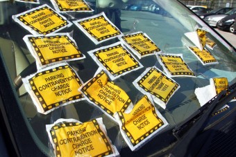 Tilosban parkolt, mégis ő kapott pénzt az önkormányzattól