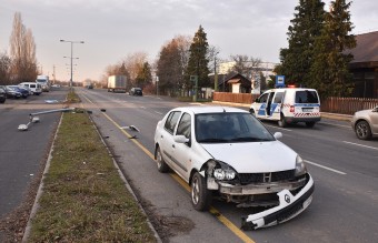 Kamera rögzítette, ahogy oszlop dönt egy autó Szombathelyen