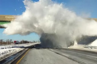 Őrületes látvány a híddal ütköző behavazott kamion