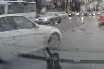 Csúnyán megszívatta a BMW-st a villamossín