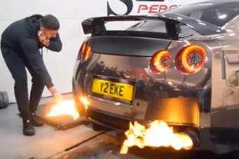 Lángoló kipufogóval akart cigit gyújtani