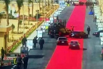 Kiverte a biztosítékot az egyiptomi vörös szőnyeg