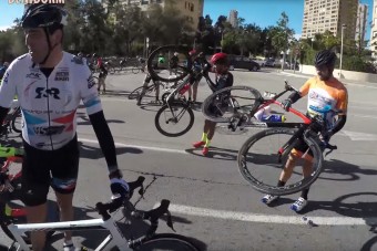 Olyan szél volt a versenyen, hogy visszafújta a bringásokat