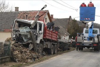 Kamion pusztított Nagyvázsonynál, fotón a baleset
