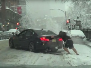 Amerikát váratlanul érte a hó, ahogy ezt a BMW-st is