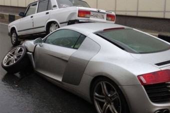 A nap képe: Audi R8 vs. Lada