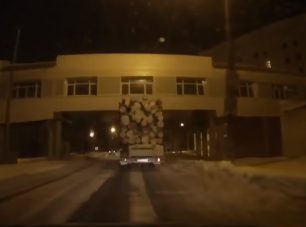 Horrorfilmbe illő jelenet csurig pakolt faszállítóval