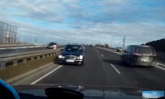 Őrület: rossz irányba hajtott a Mercis az autópályán