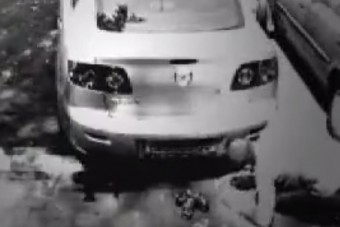 Videón, ahogy az aljas autótolvaj dolgozik
